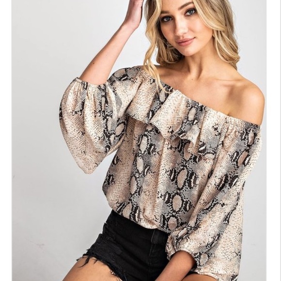5⭐️🌾SNAKESKIN OFF THE SHOULDER TOP - Picture 8 of 11